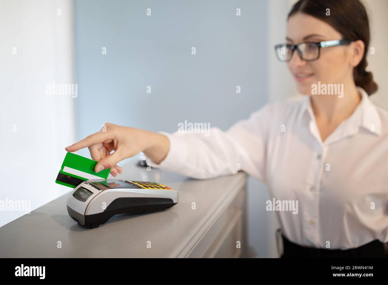 Geschäftsfrau, Die Für Das Hotel Über Kreditkarte Bezahlt, Macht Drinnen Transaktionen Stockfoto
