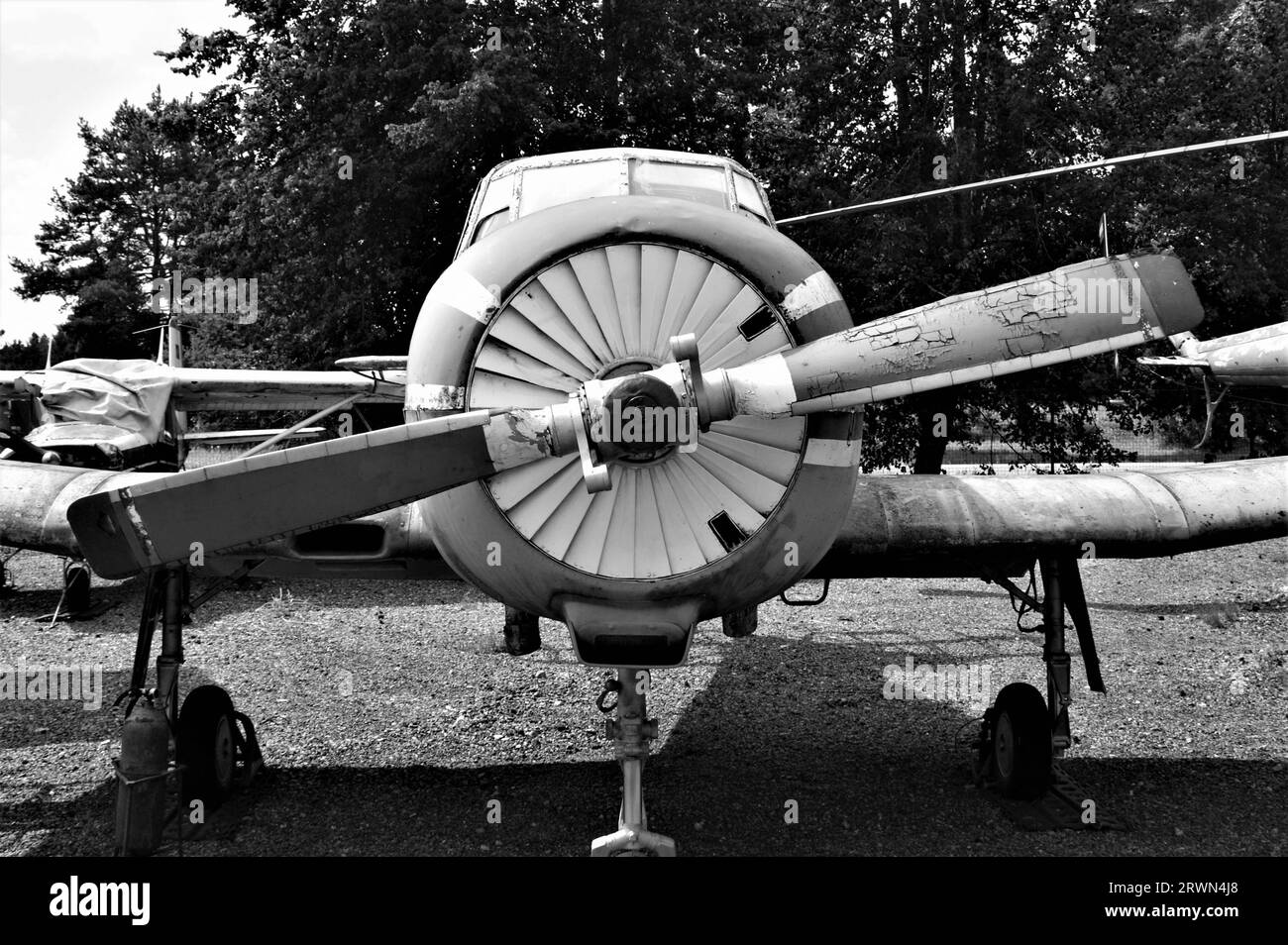 Vorderansicht eines alten Flugzeugs. Flugzeugpropeller. Schwarzweißbild. Stockfoto