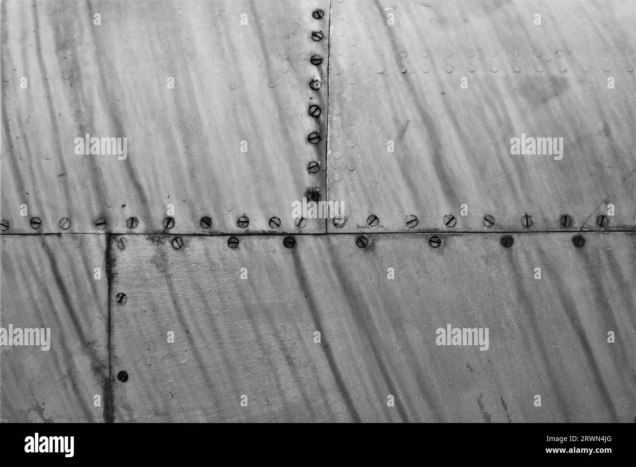 Fugenfugen der Rumpfbleche. Fragment eines alten Flugzeugrumpfes. Stockfoto