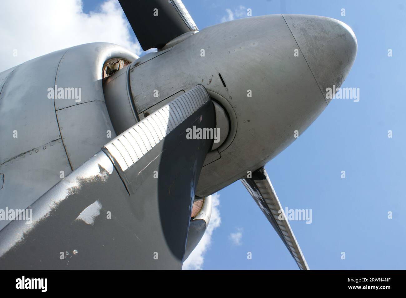 Propeller des alten Flugzeugs aus nächster Nähe. Propeller auf Himmelshintergrund. Stockfoto