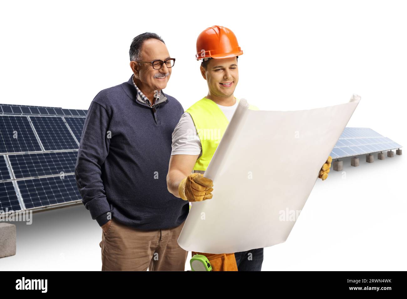 Bauarbeiter, der einem Reifen Mann auf einer Solarfarm auf weißem Hintergrund einen Plan zeigt Stockfoto