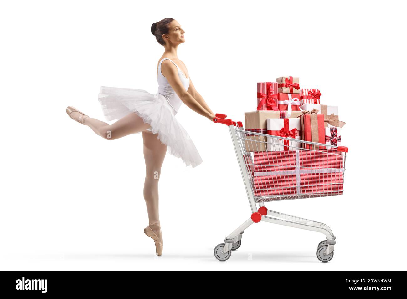 Profilaufnahme in voller Länge einer Ballerina, die einen Einkaufswagen tanzt und schiebt, mit Präsentationen isoliert auf weißem Hintergrund Stockfoto