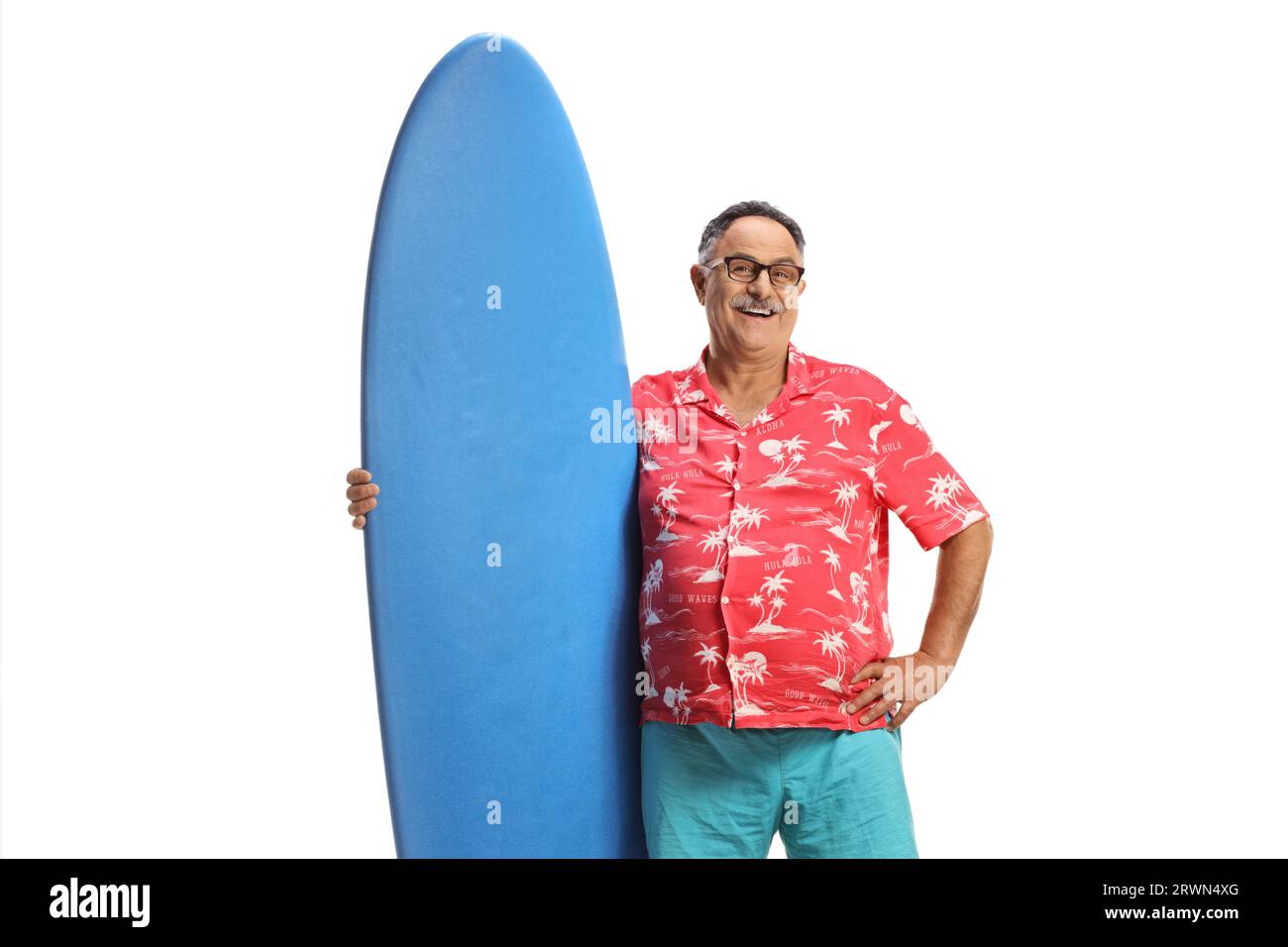 Reifer männlicher Tourist mit einem Surfbrett isoliert auf weißem Hintergrund Stockfoto