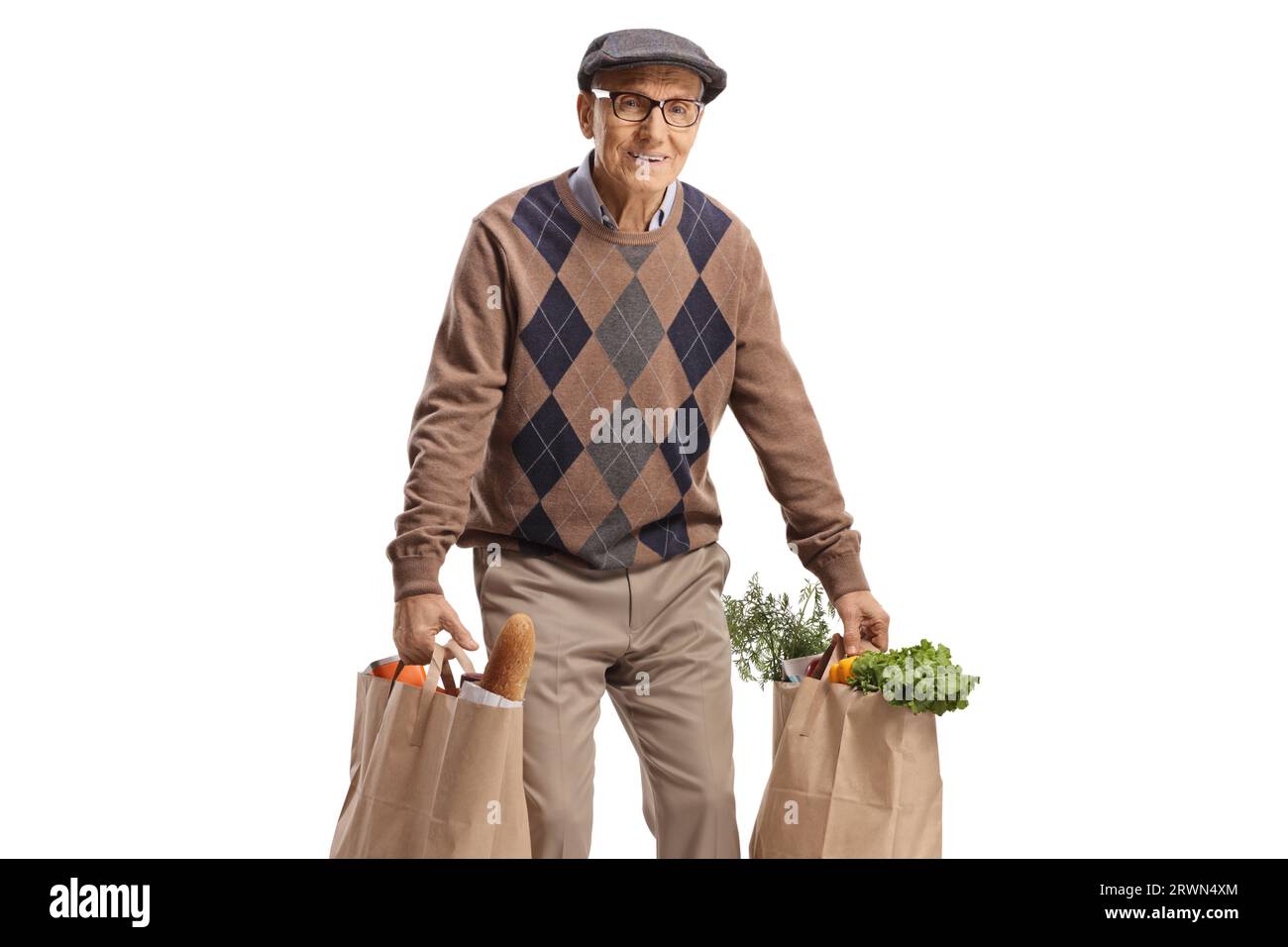 Müder älterer Mann, der Lebensmittelbeutel auf weißem Hintergrund trägt Stockfoto