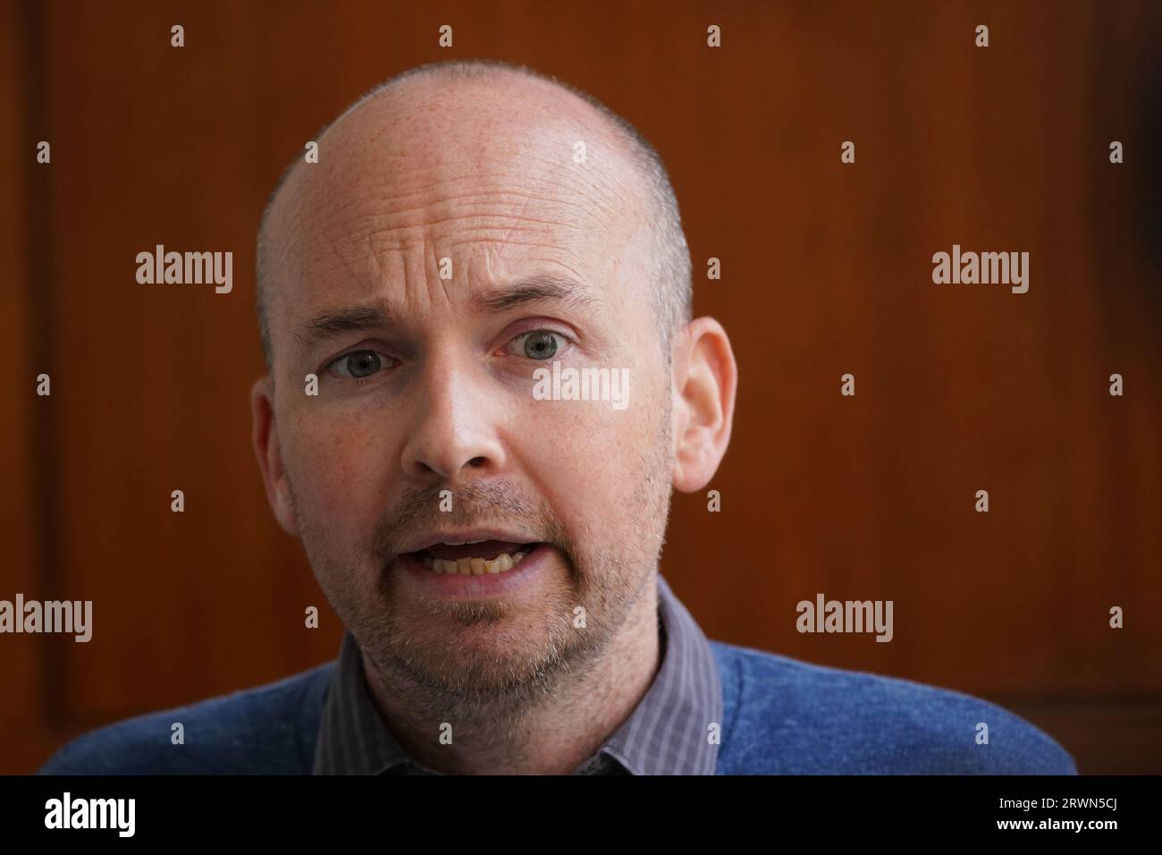 People Before Profit - Solidarity Paul Murphy TD im Leinster House, Dublin nach der Veröffentlichung eines Children's Health Ireland (CHI)-Berichts über Wirbelsäulenchirurgie bei Spina-bifida-Patienten im Temple Street Hospital. Bilddatum: Mittwoch, 20. September 2023. Stockfoto