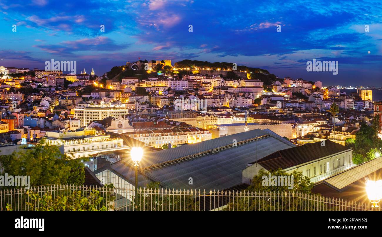 Blick auf Lissabon vom Aussichtspunkt Miradouro de Sao Pedro de Alcantara. Lissabon, Portugal Stockfoto