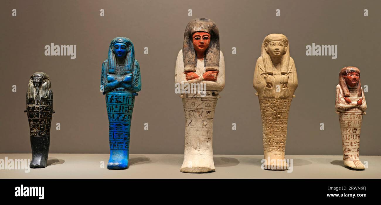 Ägyptische Statuten isoliert auf grauem Hintergrund Stockfoto