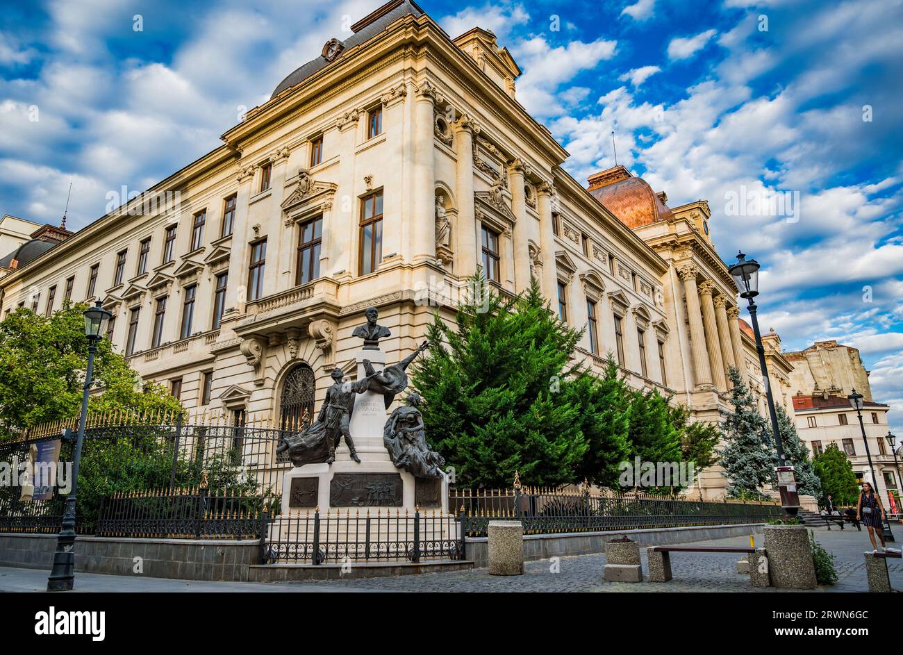 Nationalbank von Rumänien mit dem Denkmal Eugeniu Carada im Vordergrund Stockfoto