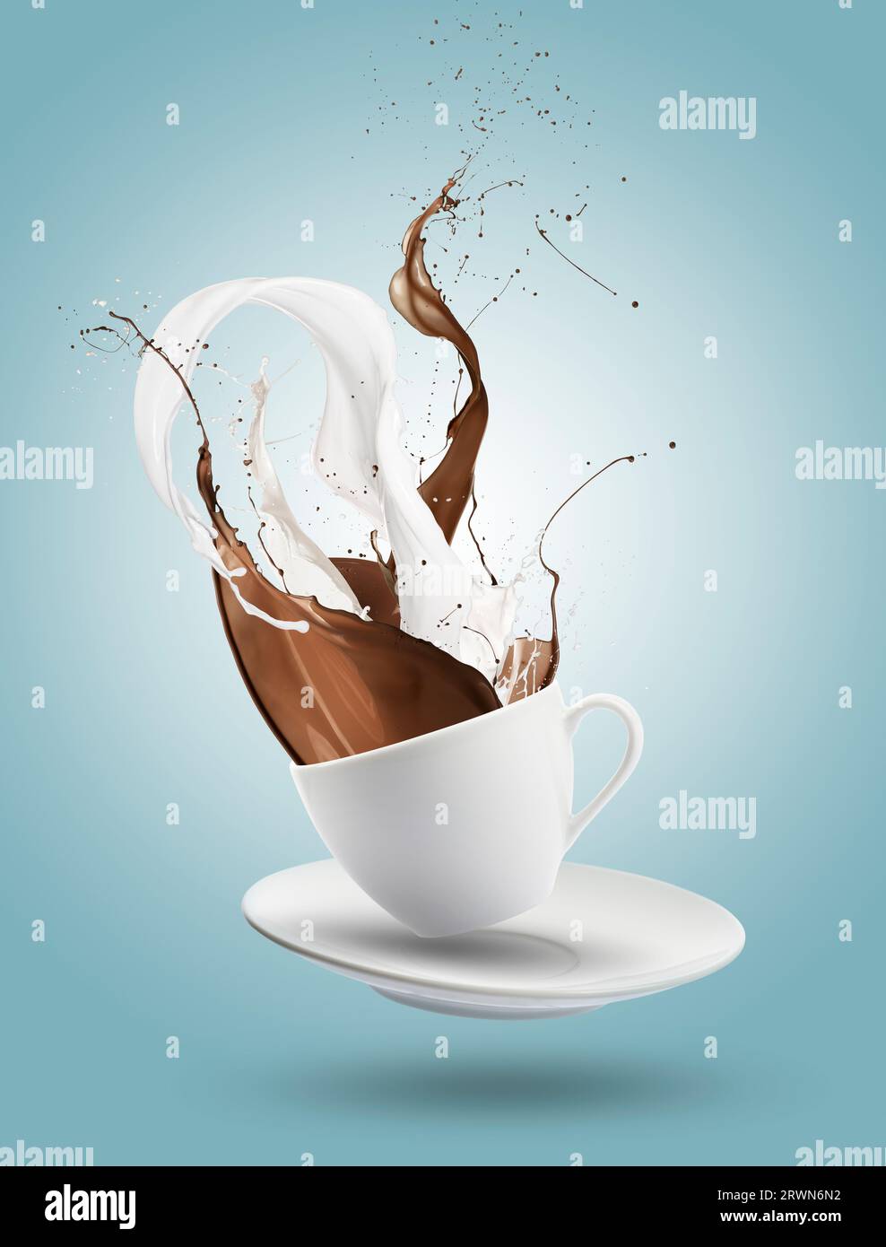 Milch und Schokolade spritzen aus der Tasse auf blauem Hintergrund. Stockfoto