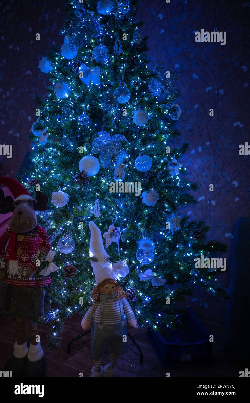 Nahaufnahme des Weihnachtsbaums mit Sternenfeiertagen, Silvester und weihnachtsfeier Stockfoto