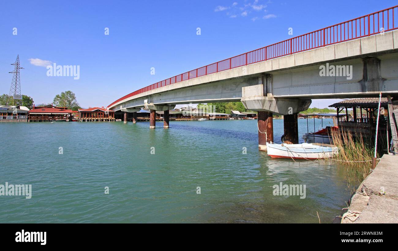 ADA Bojana, Montenegro - 18. April 2011: Panorama der Brücke über den Bojana River am South Montenegro Resort Spring Day. Stockfoto