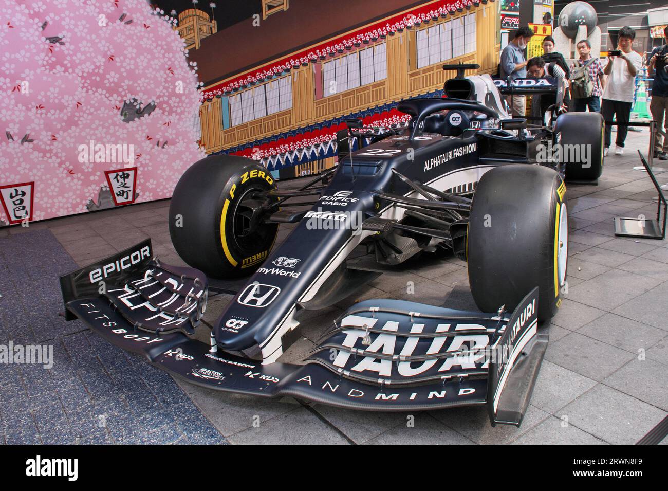 Tokio, Japan. September 2023. Scuderia AlphaTauri AT02 wird am Mittwoch, den 20. September 2023, während einer Veranstaltung des F1 Japan Grand Prix „Formel 1 Tokyo Festival 2023“ in Kabuki-cho, Shinjuku in Tokio, Japan, gezeigt. Foto von Keizo Mori/UPI Credit: UPI/Alamy Live News Stockfoto