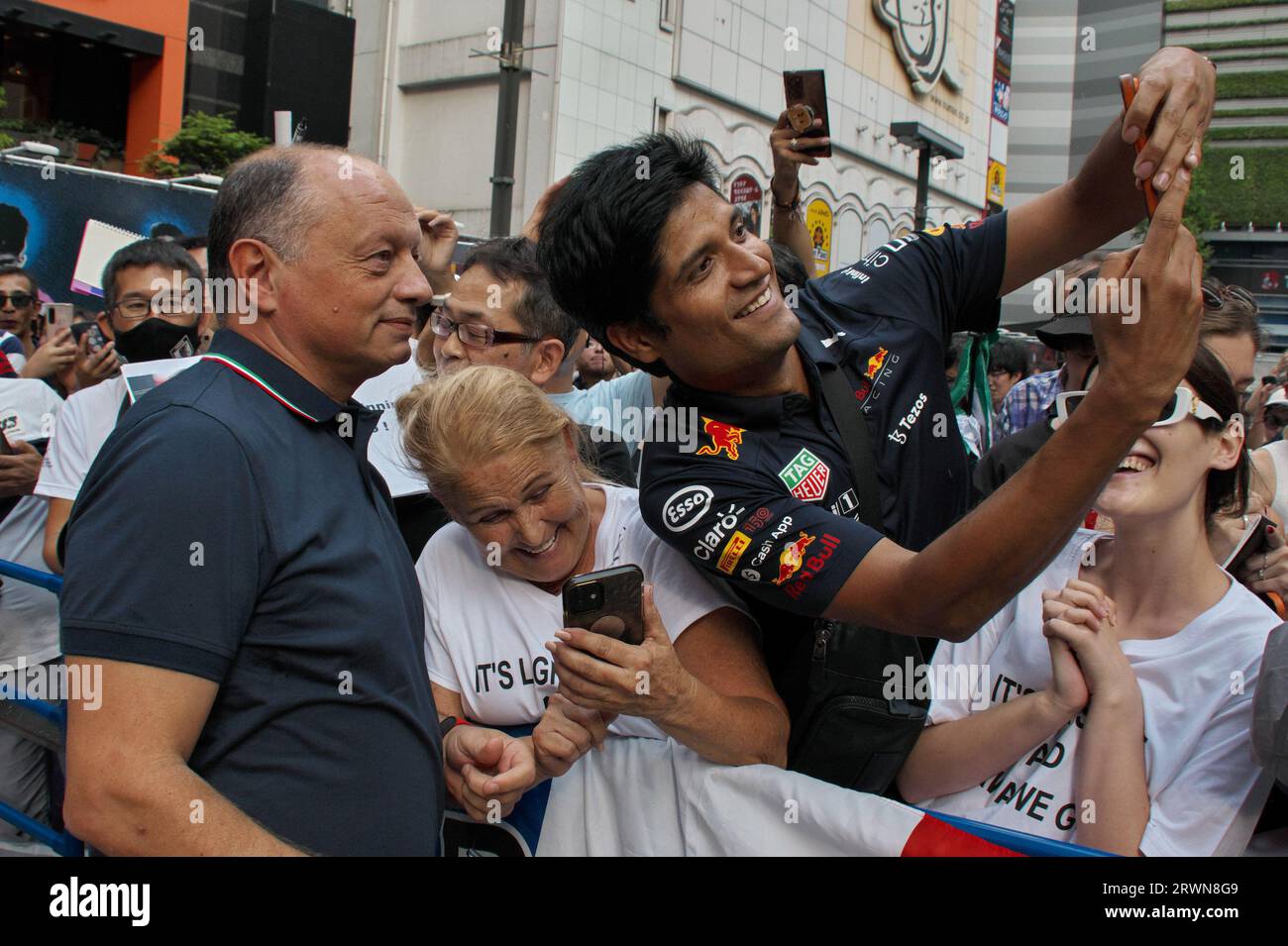 Tokio, Japan. September 2023. Der Ferrari F1 Team Representative, Frederic Vasseur(L), macht am Mittwoch, den 20. September 2023, Fotos mit Fans während einer Veranstaltung zum F1 Japan Grand Prix „Formel 1 Tokyo Festival 2023“ in Kabuki-cho, Shinjuku in Tokio, Japan. Foto von Keizo Mori/UPI Credit: UPI/Alamy Live News Stockfoto