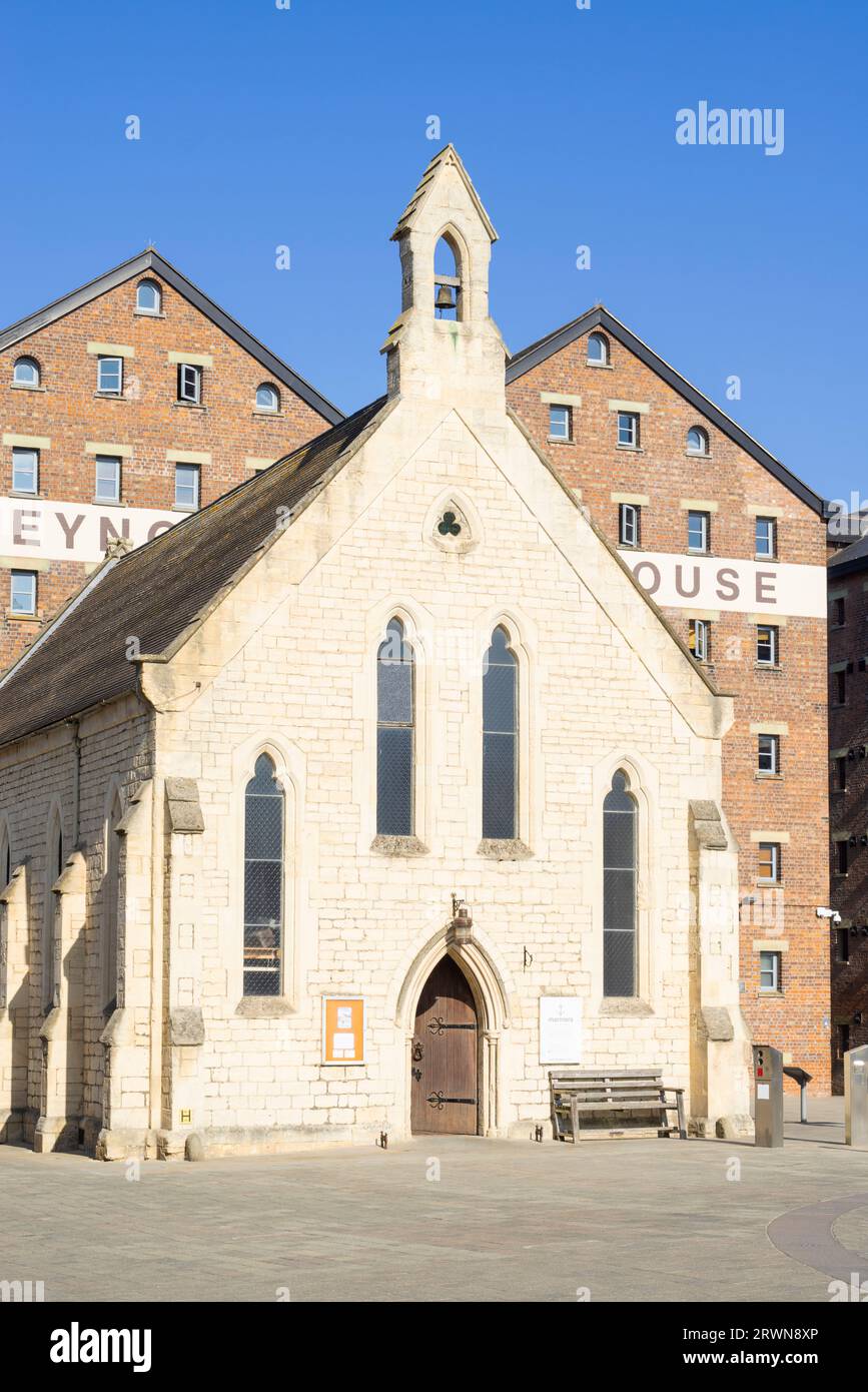 Gloucester Docks Double Reynolds Warehouse und Mariner's Church Gloucester Gloucestershire England GB Europa Stockfoto