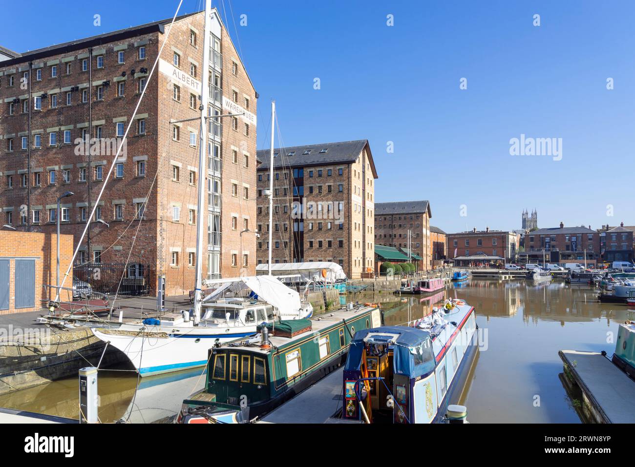 Gloucester Docks viktorianische Lagerhäuser, die in Wohnungen und Schmalboote umgewandelt wurden, im Victoria Basin Gloucester Gloucestershire England GB Europa Stockfoto