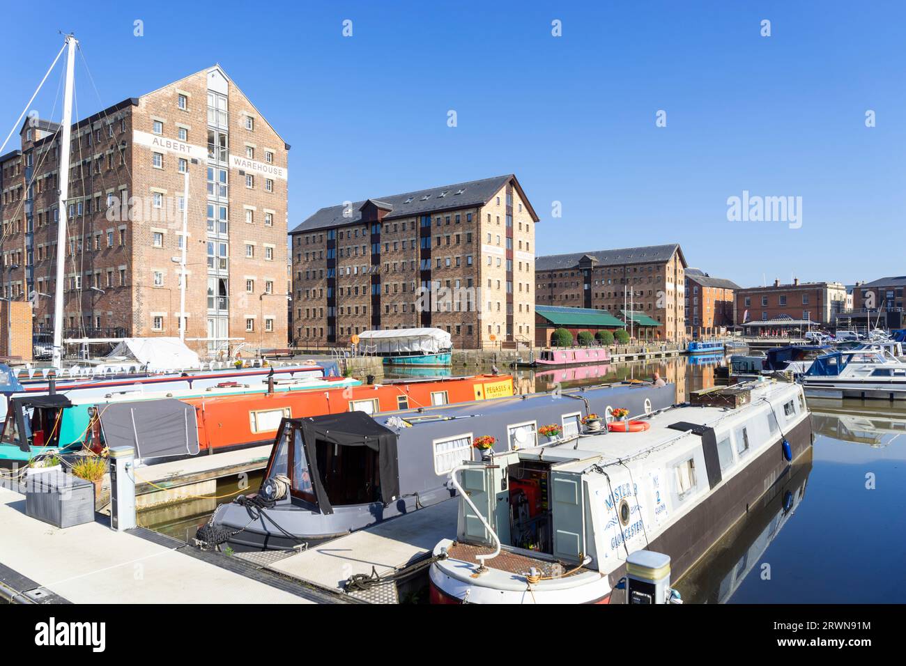 Gloucester Docks viktorianische Lagerhäuser, die in Wohnungen und Schmalboote umgewandelt wurden, im Victoria Basin Gloucester Gloucestershire England GB Europa Stockfoto