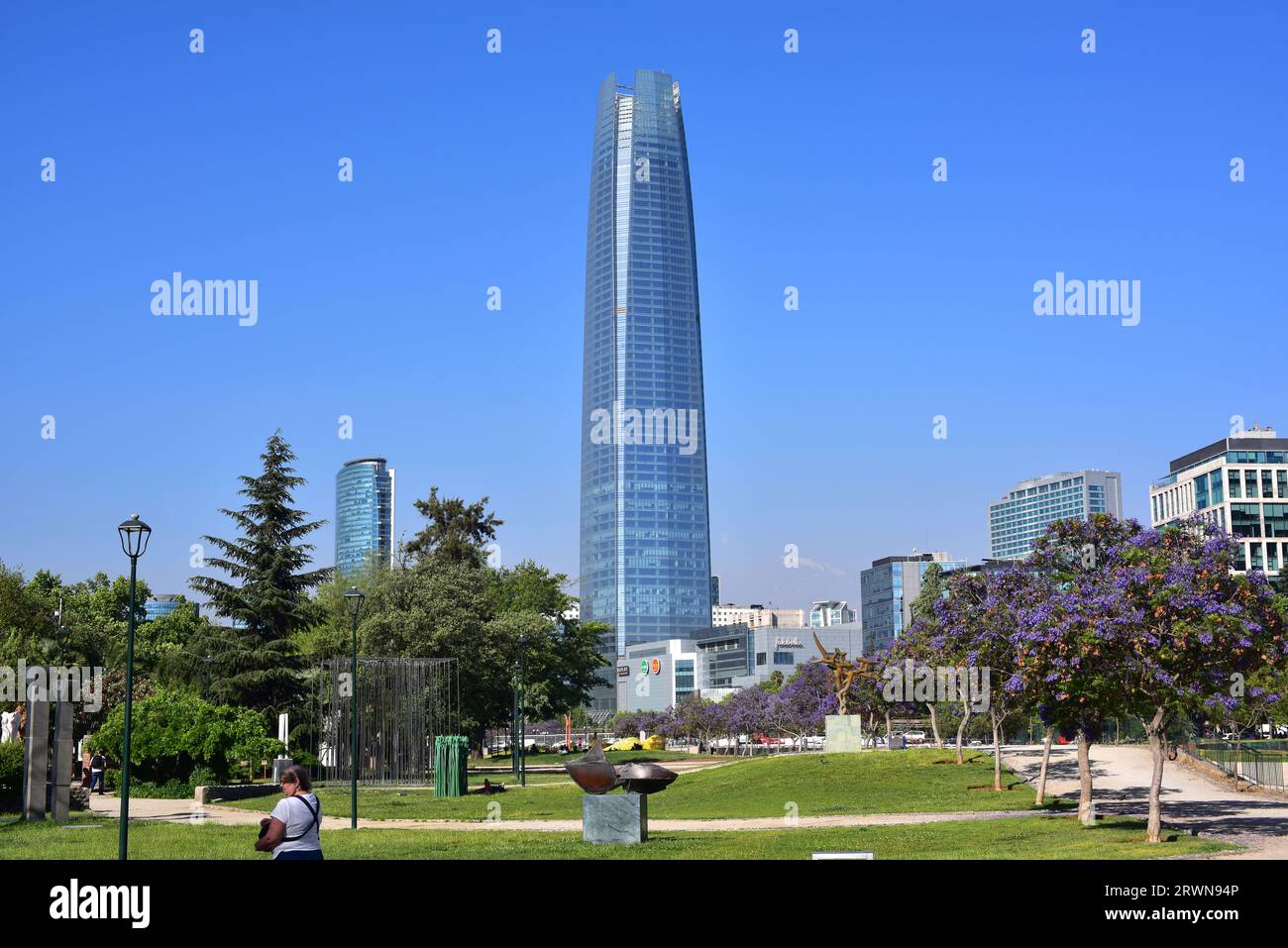 Santiago de Chile, Parque de Las Esculturas de Providencia und Gran Torre Santiago oder Torre Gran Costanera. Chile. Stockfoto