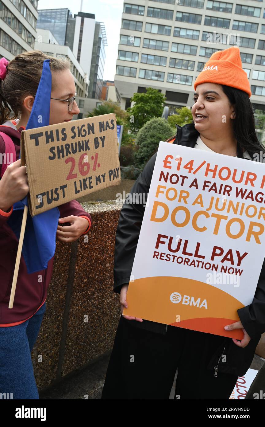 Streik von Beratern und Ärzten. Am 20. September 2023 versammeln sich NHS-Berater und -Ärzte im St. Thomas’ Hospital in Westminster, London Stockfoto