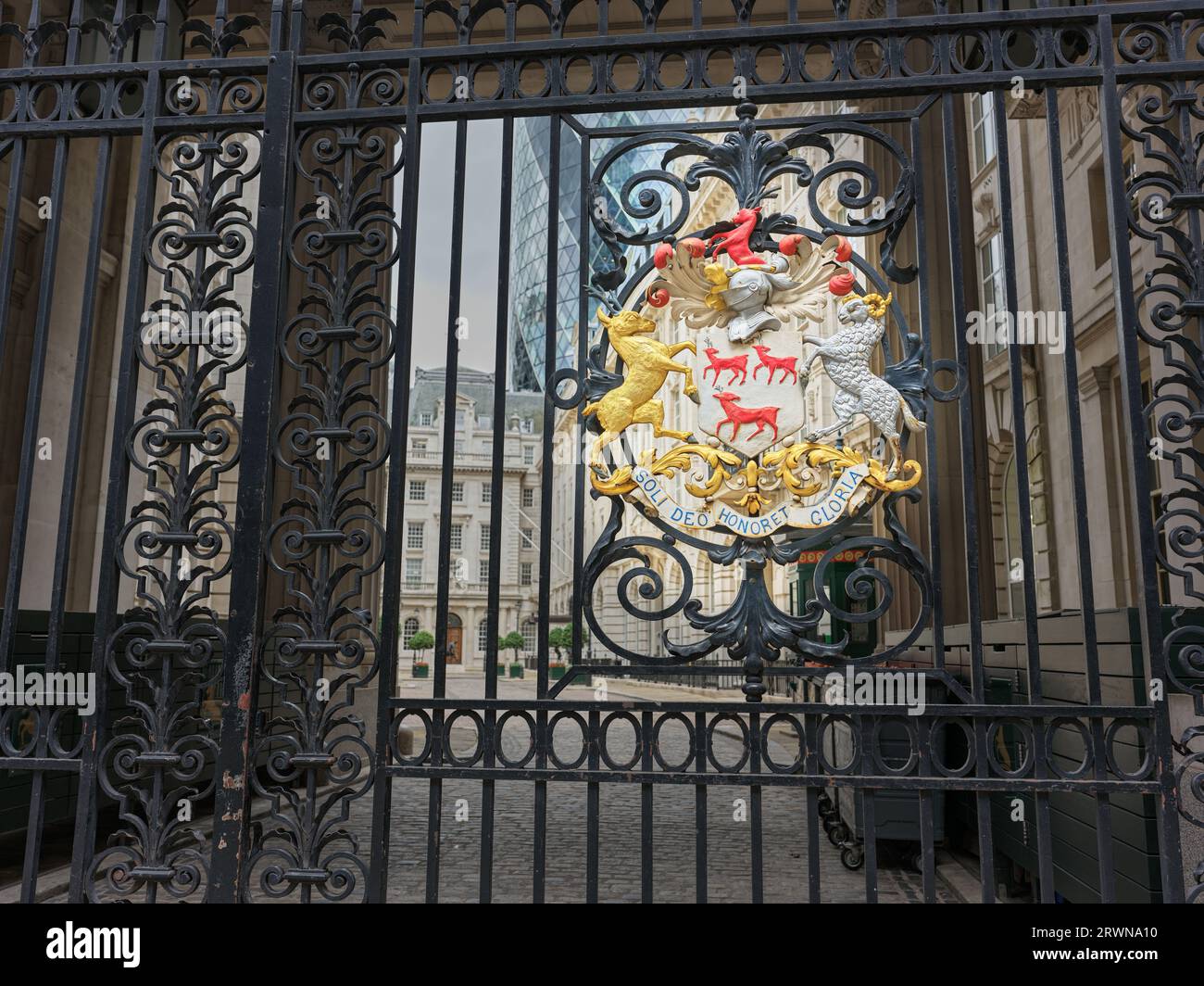 Geschlossene Tore zur Leathersellers' Hall, mit Bronzestatuen eines RAM und Roebuck, der Company „Beasts“, heraldische Unterstützer ihrer Organisation. Stockfoto