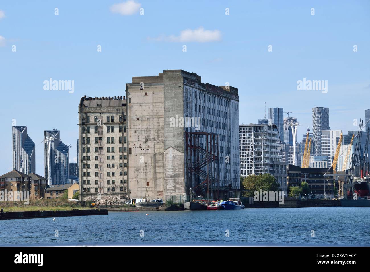 Blick nach Westen auf das Millennium Mills Gebäude in der Silvertown Regenerationszone nach dem Abriss der Rank Hovis Premier Mill. Stockfoto