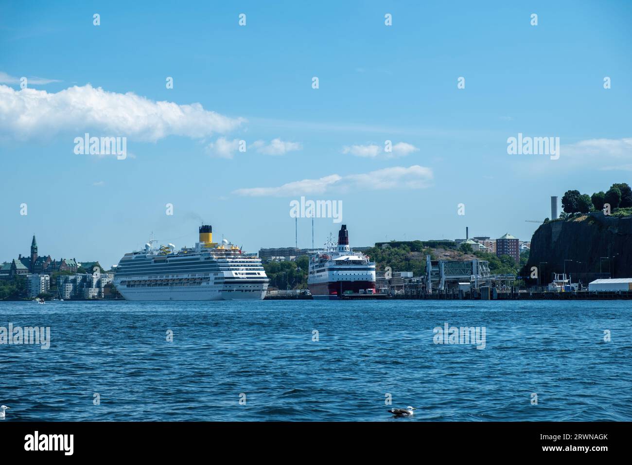 Stockholm Schweden Hafen, Kreuzfahrtschiffe im Hafen, blauer Himmel Hintergrund. Reisen Sie nach Schweden Stockfoto