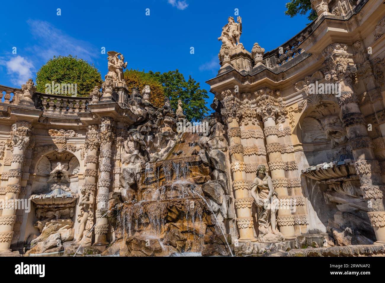 Dresden, Deutschland - 10. August 2023: Der Brunnen im Zwinger in Dresden, Sachsen. Stockfoto