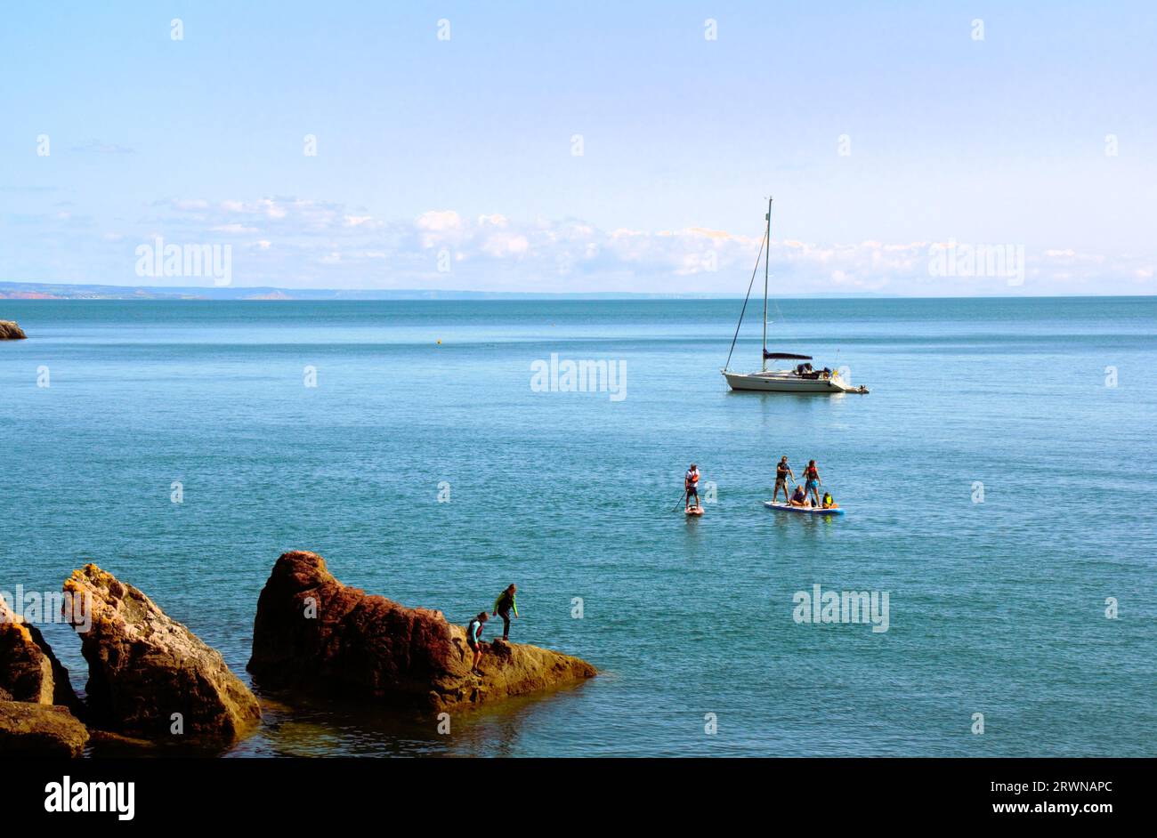 Leute, die Abenteuer an der Küste vor Anstey's Cove, Torquay, Torbay, South Devon erleben. (Auch als Englische Riviera bekannt) Stockfoto