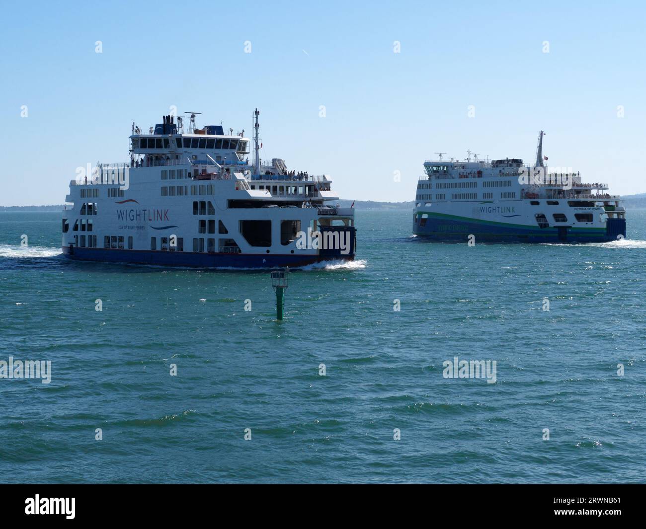 Wightlink Fähren St Clare und Victoria of Wight fahren im Hafen von Portsmouth vorbei Stockfoto