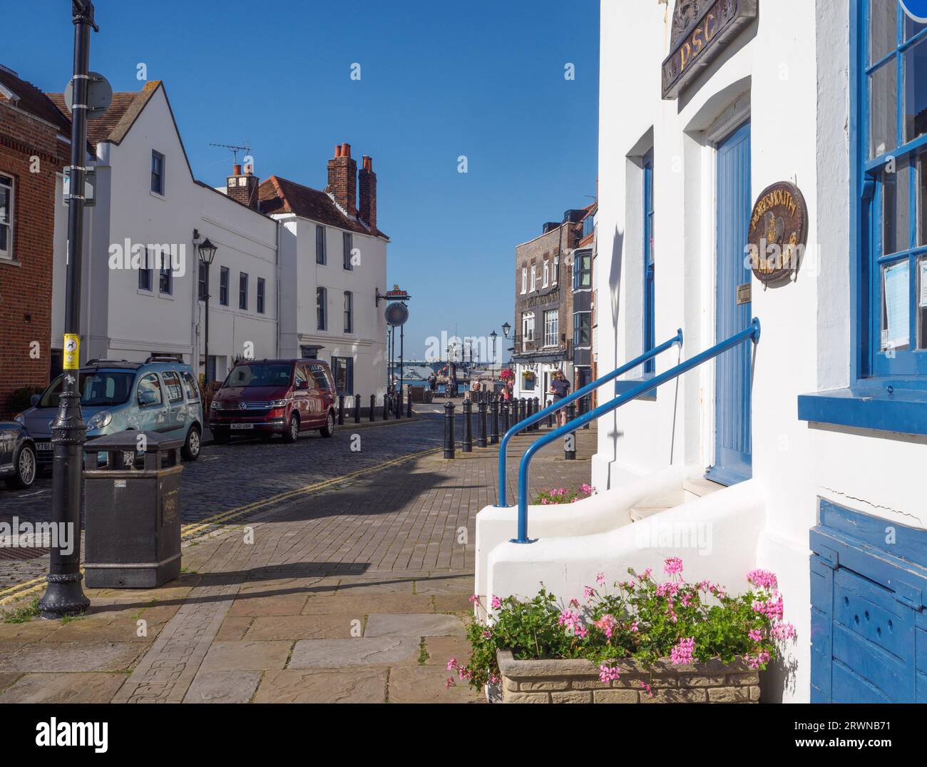 Häuser am Bath Square, The Spice Island und still und West Public Houses am Portsmouth Point in der Ferne Stockfoto