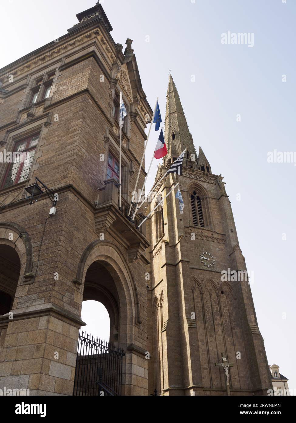 Saint-Sauveur de Redon, Glockenturm und Teil des Hotels de Ville Redon Stockfoto