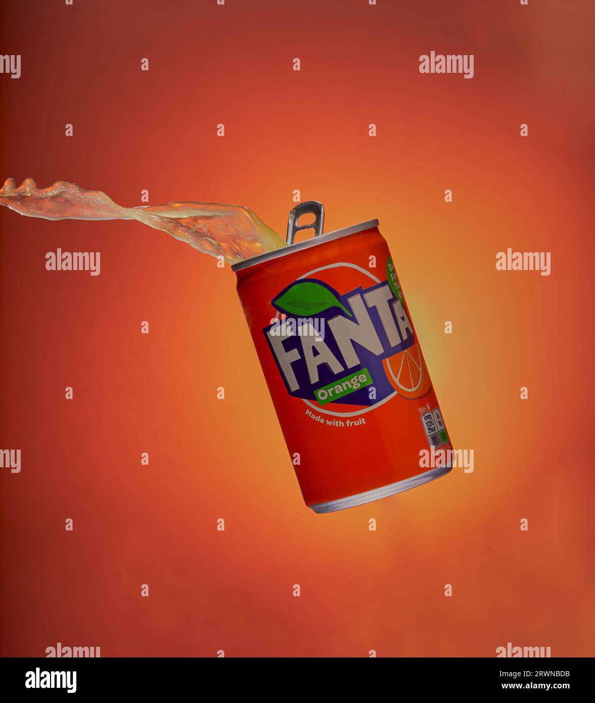 Mansfield,Nottingham,United Kingdom,20. September 2023:Studio-Produktbild einer verschobenen Dose Fanta mit dem Pop, der aus der Dose spritzt. Stockfoto