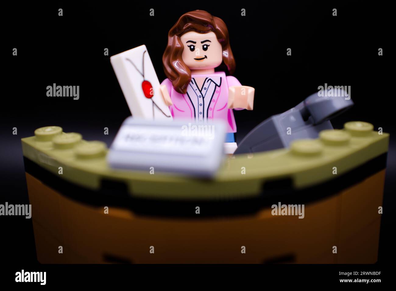 Sekretärin an ihrem Schreibtisch. Stockfoto