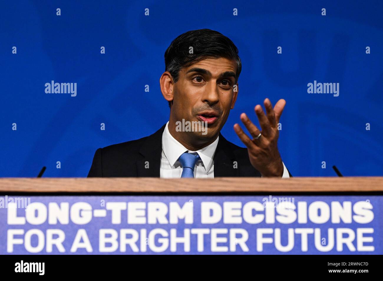 Premierminister Rishi Sunak hält eine Rede über die Pläne für Netto-Null-Verpflichtungen im Besprechungsraum in der Downing Street 10, London. Bilddatum: Mittwoch, 20. September 2023. Stockfoto