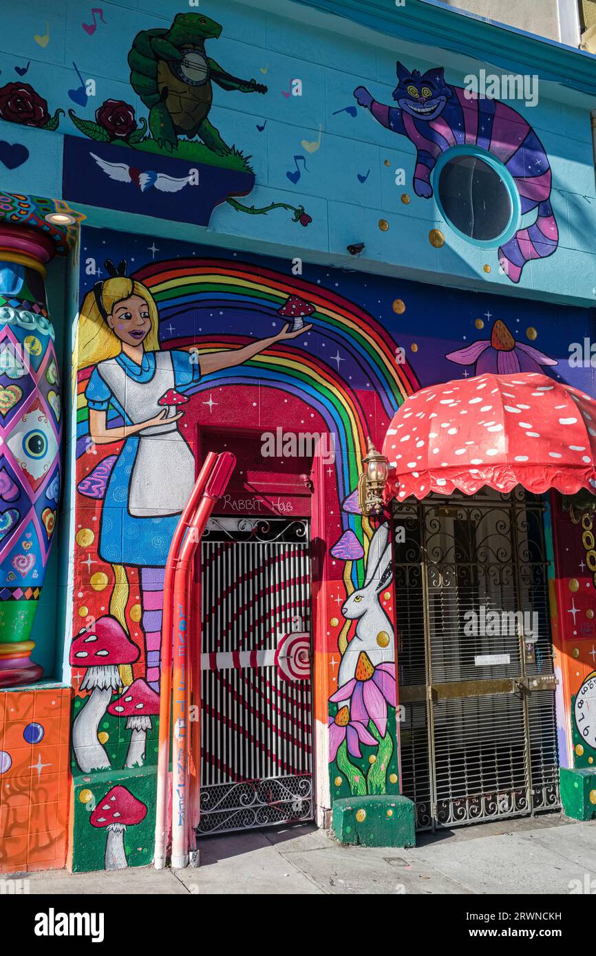 Wandbilder mit Alice-on-Wonderland-Motiv, die den „Jammin on Haight“-Shop im Haight Ashbury-Viertel von San Francisco, Kalifornien, USA schmücken Stockfoto