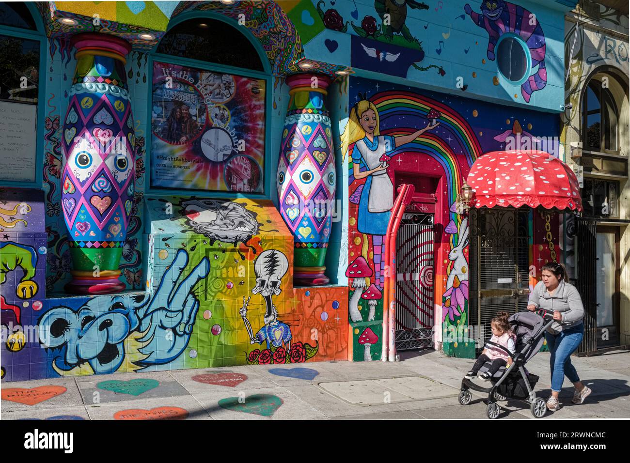 Wandbilder mit Alice-on-Wonderland-Motiv, die den „Jammin on Haight“-Shop im Haight Ashbury-Viertel von San Francisco, Kalifornien, USA schmücken Stockfoto