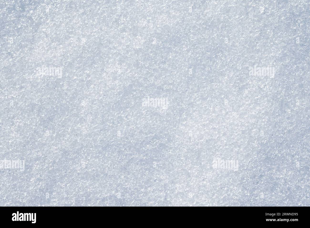 Schneetreiben an einem sonnigen Tag, Draufsicht, natürlicher Hintergrund, Makrofoto Stockfoto