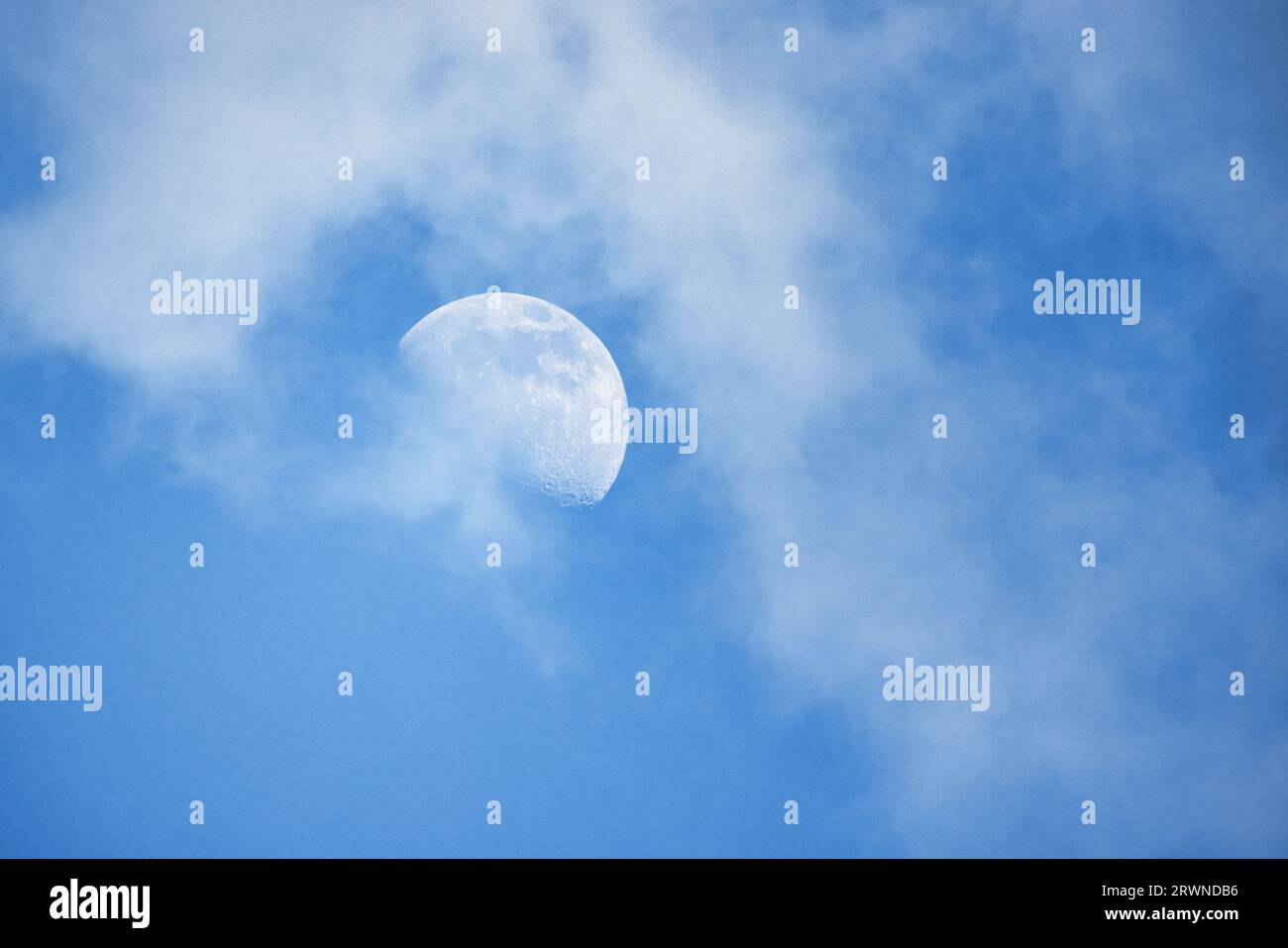 Der Mond ist tagsüber in trübem Himmel Stockfoto