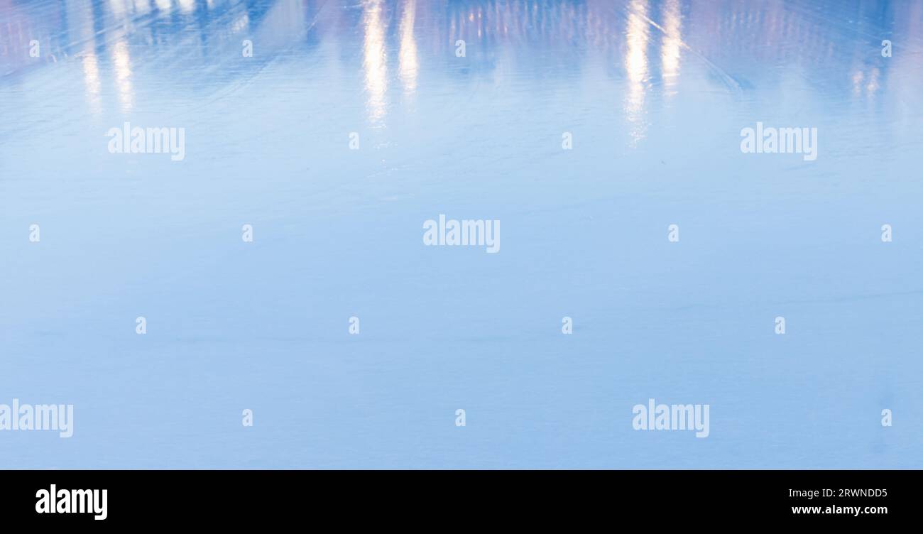 Glänzend blaue Eislauffläche mit Lichtreflexen. Textur des Hintergrundfotos Stockfoto