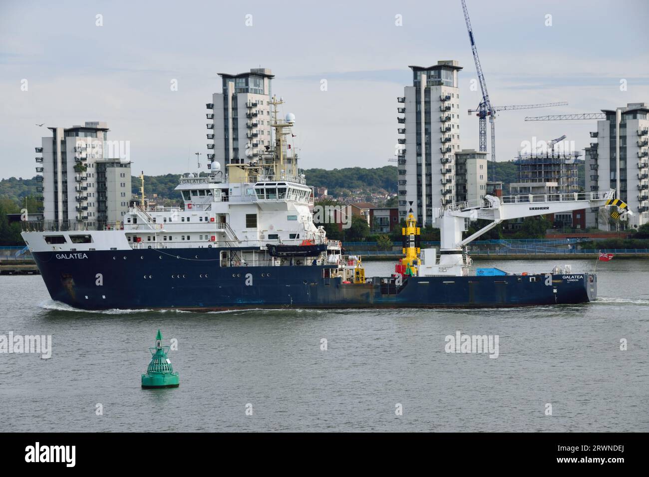 Trinity House's Multifunktions-Tender (MFT) THV Galatea auf dem Weg zur Themse nach der London International Shipping Week 2023 Stockfoto