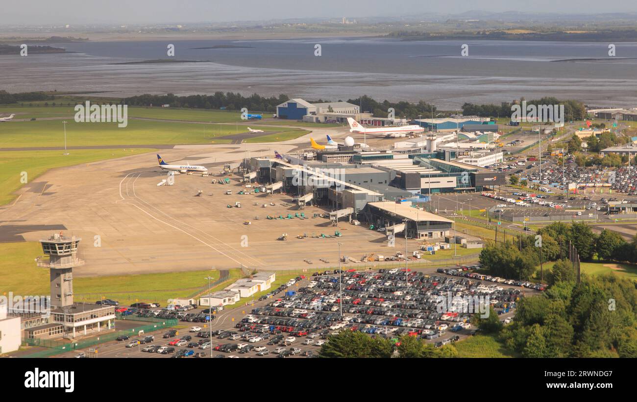 Shannon Airport General View GV, Shannon Airport ist ein internationaler Flughafen in County Clare in der Republik Irland. Es liegt neben dem Stockfoto