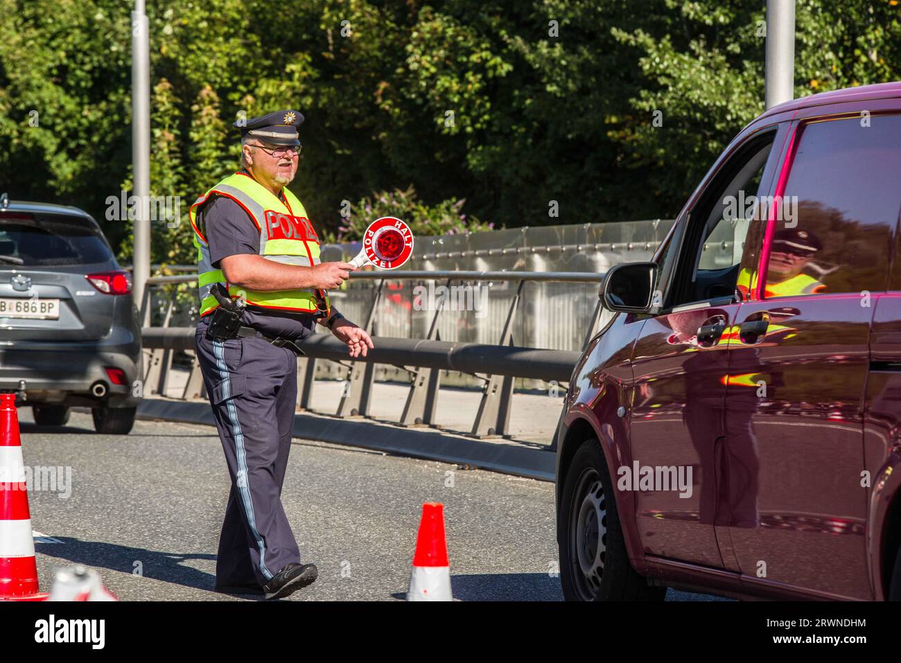 Freilassing, Bayern, Deutschland. September 2023. Fünf Jahre nach der Einführung der Bayerischen Grenzschutzpolizei diskutierten der bayerische Ministerpräsident MARKUS SOEDER und der bayerische Innenminister JOACHIM HERRMANN über die Arbeit der Grenzpolizei entlang der Grenze zu Österreich und Tschechien. Die Grenzschutzpolizei wurde ursprünglich geschaffen, um die Flüchtlings- und Migrantenkrise entlang der sogenannten Balkanroute zu bewältigen, aber nachdem die Route mehr oder weniger blockiert war, verlagerte die Polizei ihre Pflichten auf Schmuggel, Menschenhandel, gestohlene Fahrzeuge Stockfoto