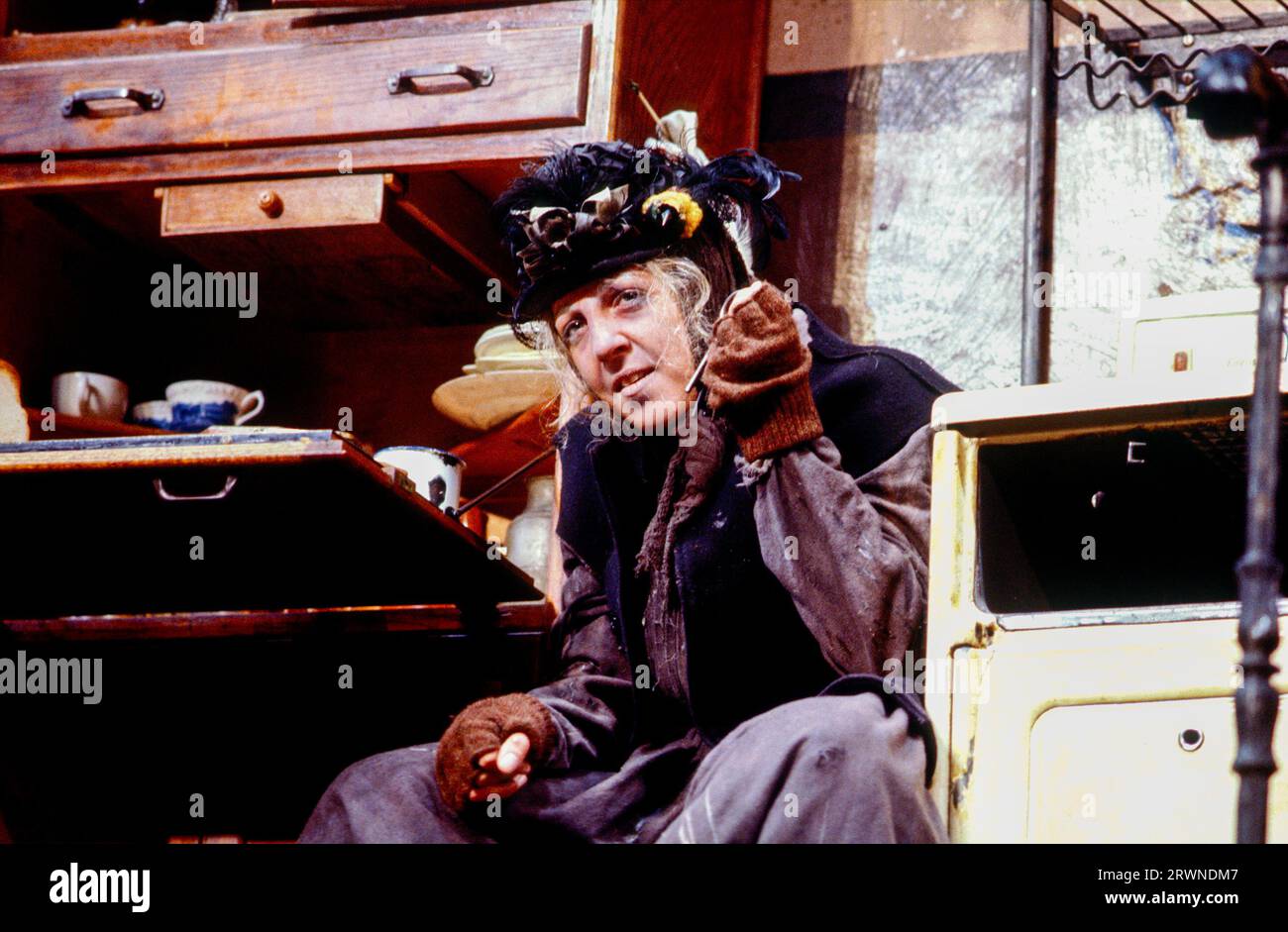 Nichola McAuliffe (Annie Wobbler) in ANNIE WOBBLER von Arnold Wesker am Fortune Theatre, London WC2 13/11/1984 Design: Pamela Howard Lighting: Andy Phillips Regisseur: Arnold Wesker Stockfoto