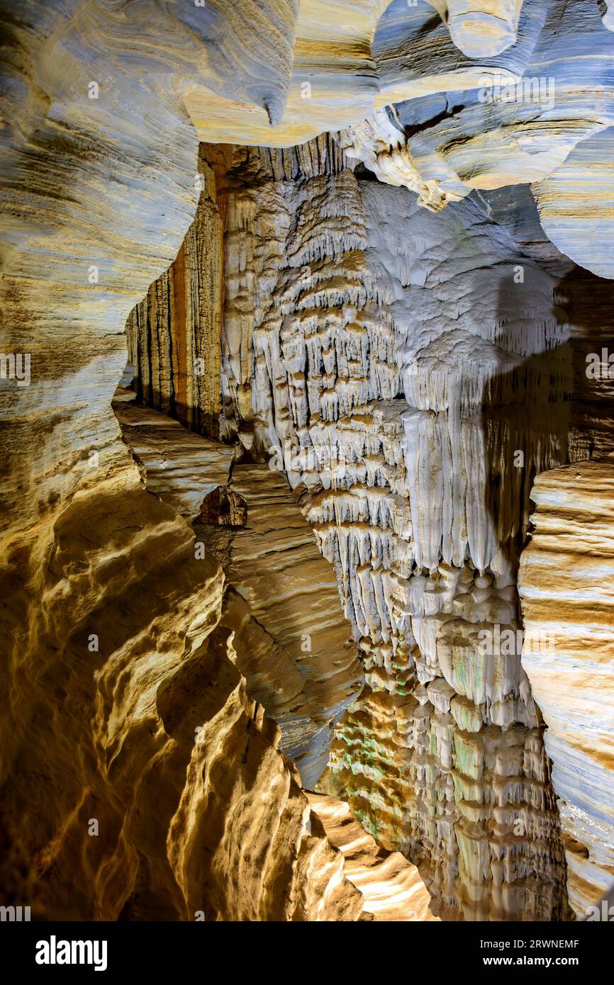 Das Innere einer tiefen Höhle mit ihren Säulen und Felsformationen in Lagoa Santa im Bundesstaat Minas Gerais, Brasilien Stockfoto