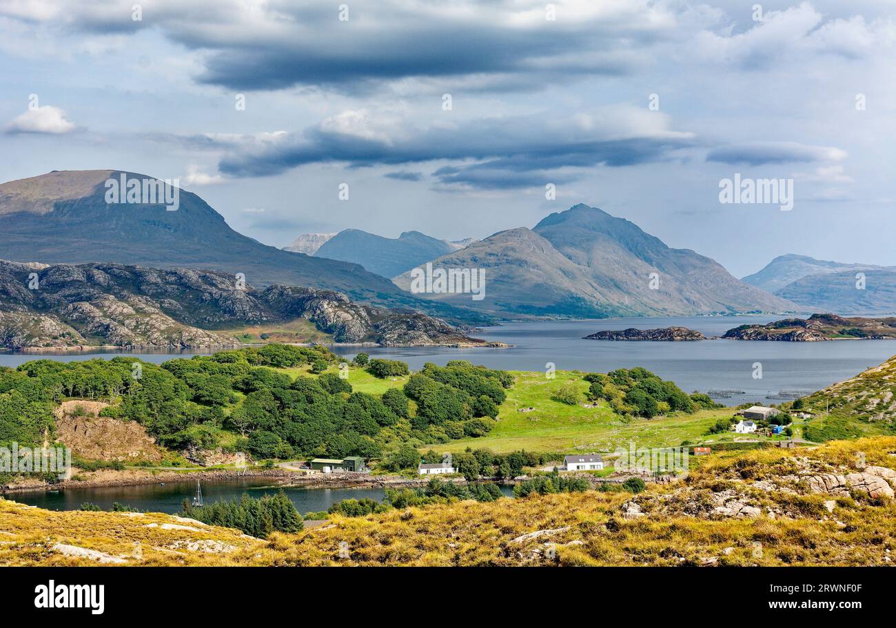 Applecross Peninsula Scotland mit Blick über Inverbain in Richtung Loch Shieldaig und Berge Stockfoto