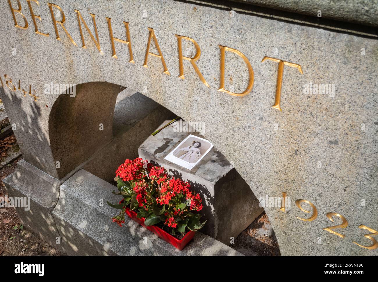 Blumen und ein Foto der berühmten Schauspielerin Sarah Bernhardt auf