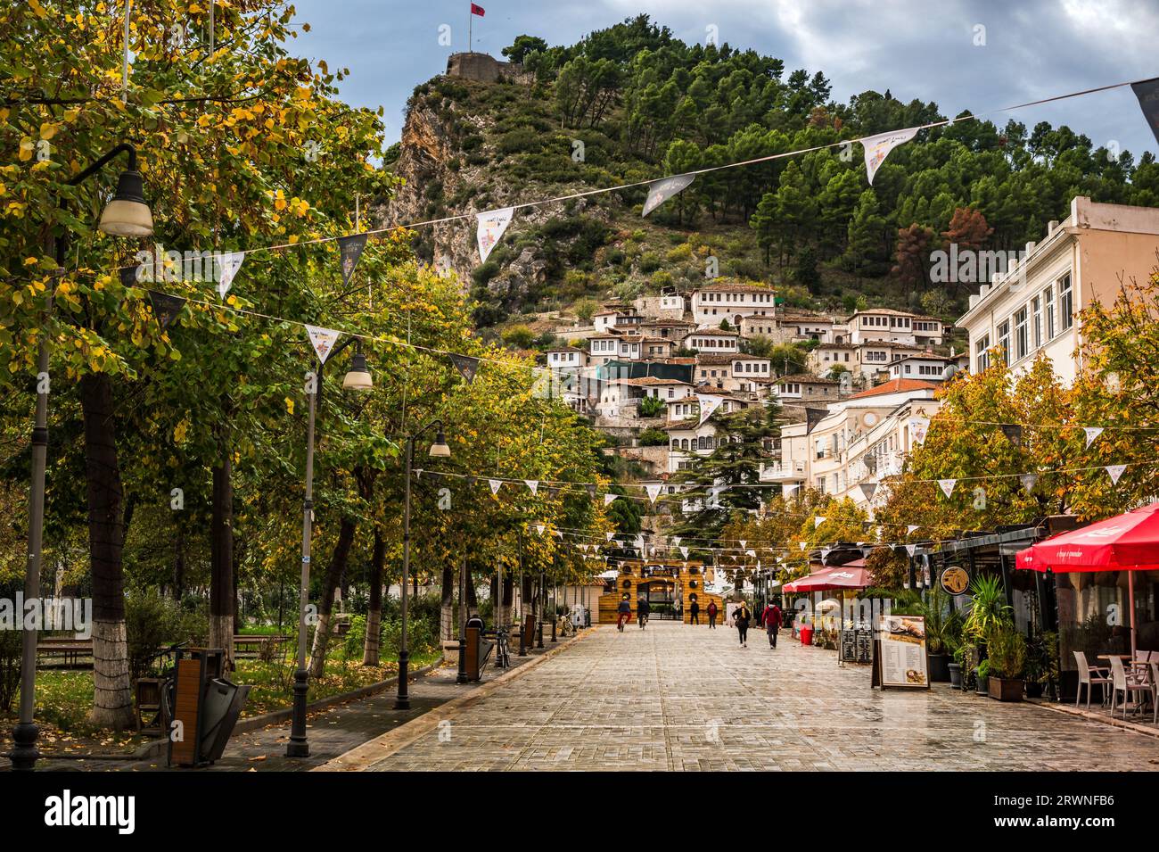 BERAT, ALBANIEN 2022 - Bulevardi Republika, die wichtigste Fußgängerzone von Berat, Altstadt Stockfoto