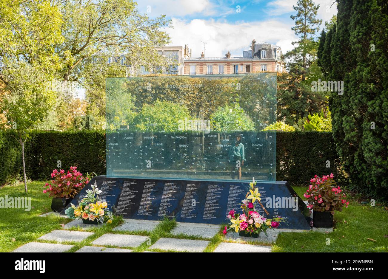 Eine Frau auf dem Friedhof Pere Lachaise in Paris, Frankreich, blickt auf die Gedenkstätte für die 228 Opfer des Air France-Fluges AF447, der im Atlant abstürzte Stockfoto