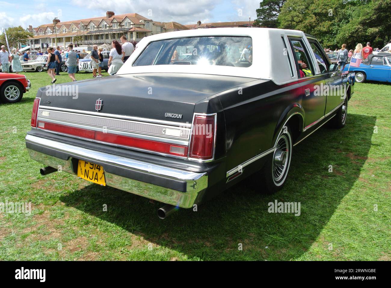 Ein Lincoln Town Car aus dem Jahr 1989 wurde auf der English Riviera Oldtimer Show in Paignton, Devon, England, Großbritannien geparkt. Stockfoto