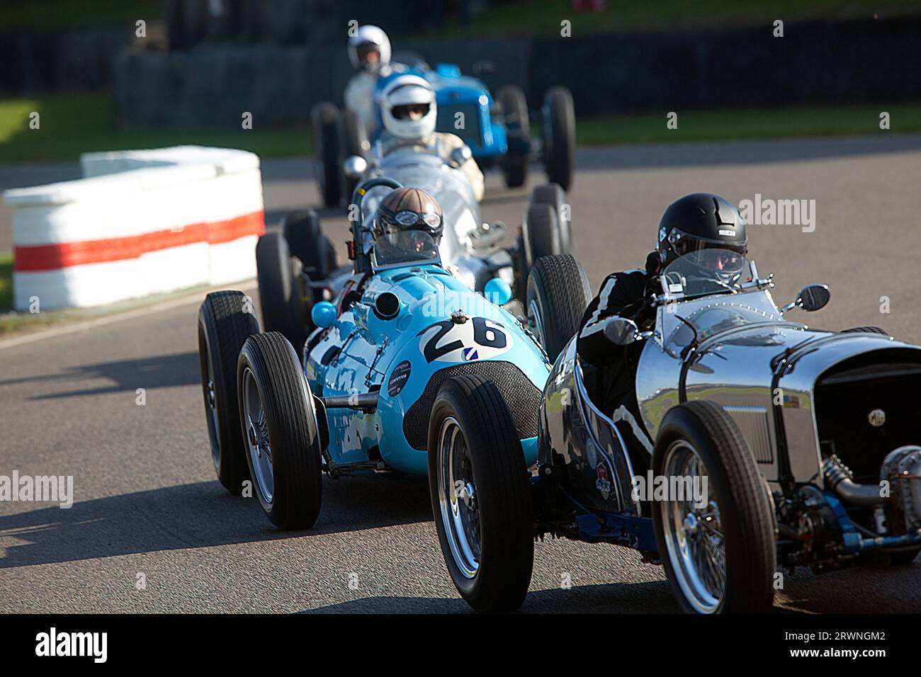 1948 Talbot-Lago Type 26C, (26), hinter 1937 MG Belevue Special im Goodwood Trophy Rennen beim Goodwood Revival Meeting 9. September 2023 in Chiches Stockfoto
