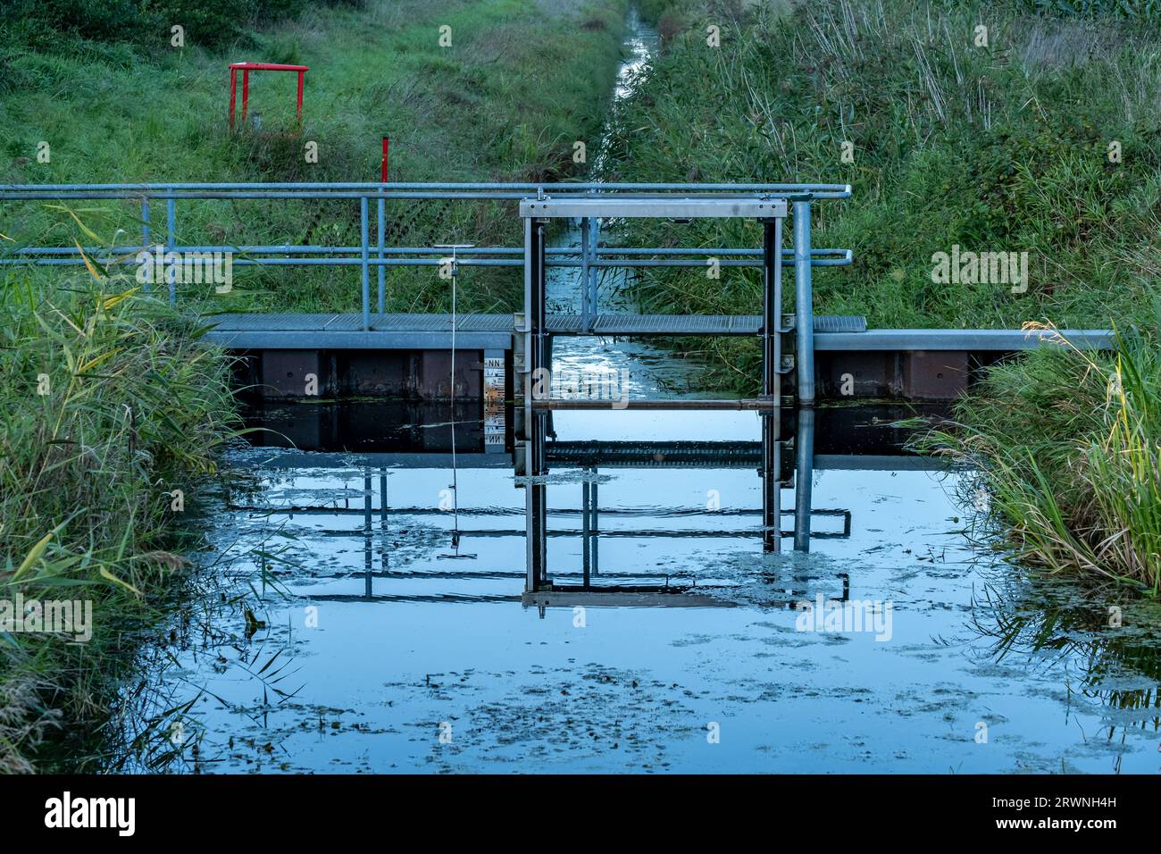 Nahaufnahme eines Schlosses auf einem Graben mit Wiese auf beiden Seiten Stockfoto